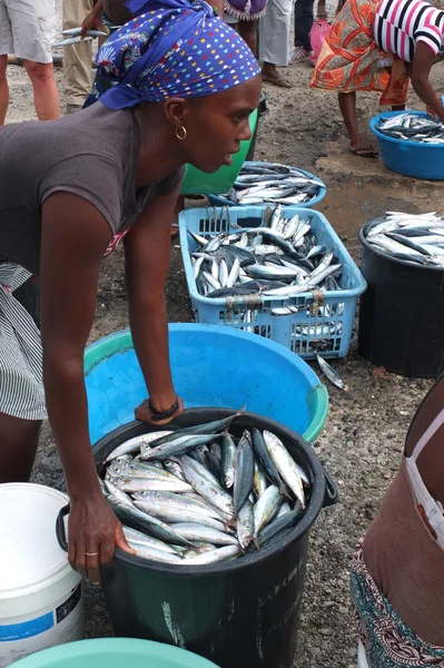 Afrikaanse vrouw in de haven. — Stockfoto