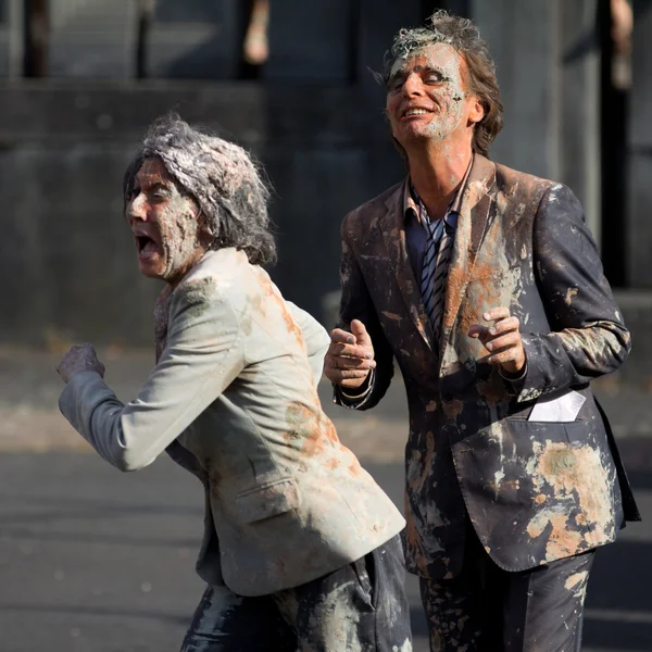 Dirty actors in the street. — Stock Photo, Image