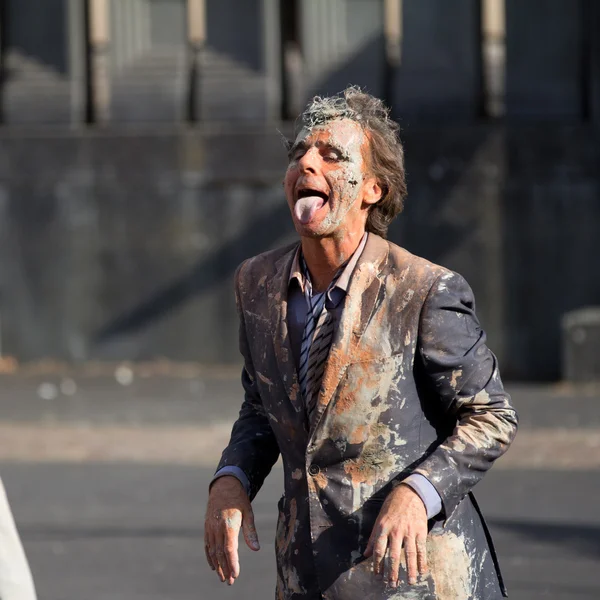 Dreckiger Schauspieler streckt die Zunge heraus. — Stockfoto