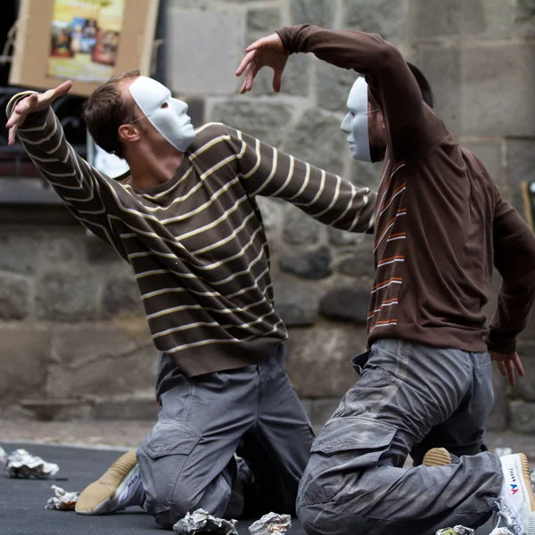 Diz çökmüş iki Maskeli dansçı. — Stok fotoğraf