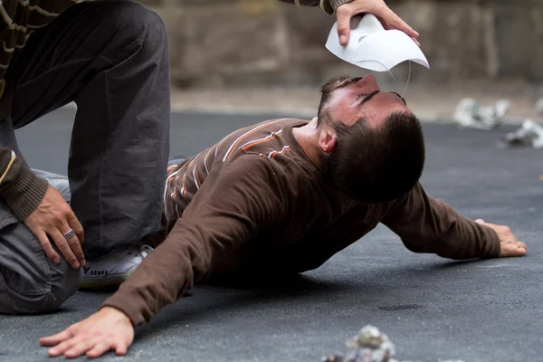 Vit mask över ett ansikte. — Stockfoto