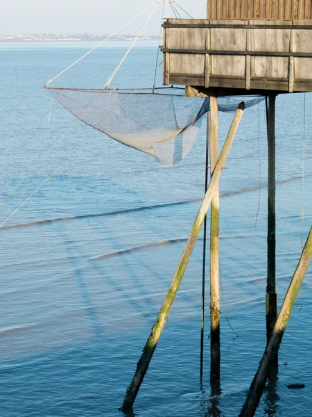 Часть рыбацкой хижины и рыболовной сети — стоковое фото