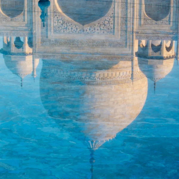 Spiegelung der Taj Mahal-Kuppel im Wasser — Stockfoto