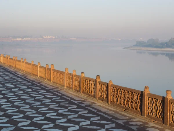 Východ slunce na okraji řeky yamuna. — Stock fotografie