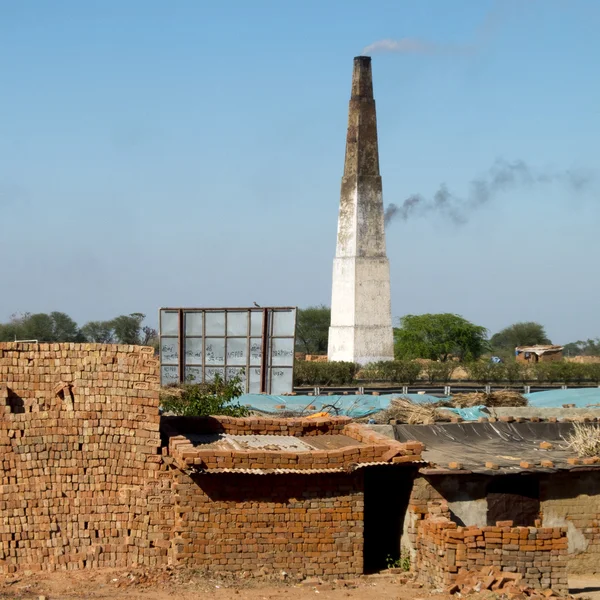 Schoorsteen van een Indiase brickyard. — Stockfoto