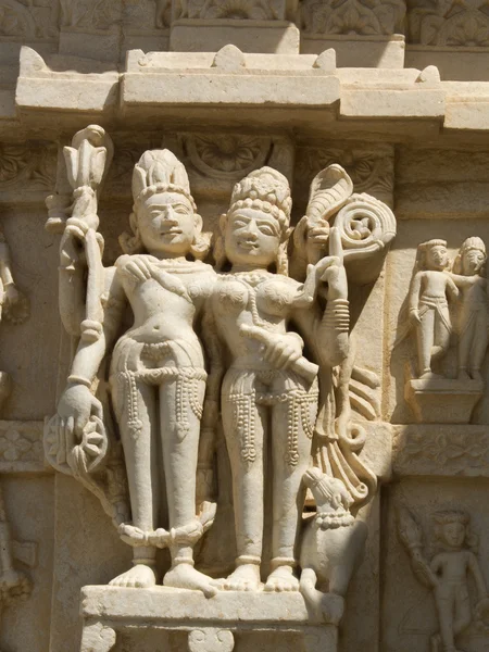 インドのカップルの彫刻. — ストック写真