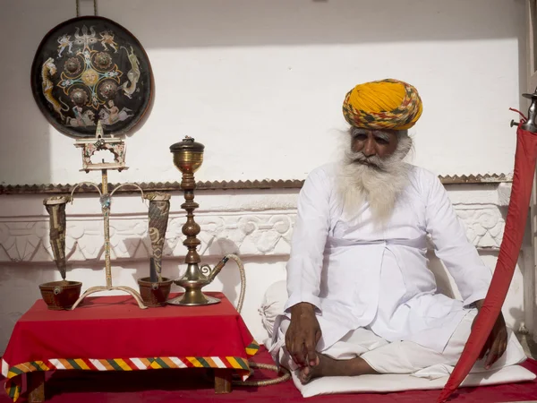 Alter indischer mann sitzt. — Stockfoto