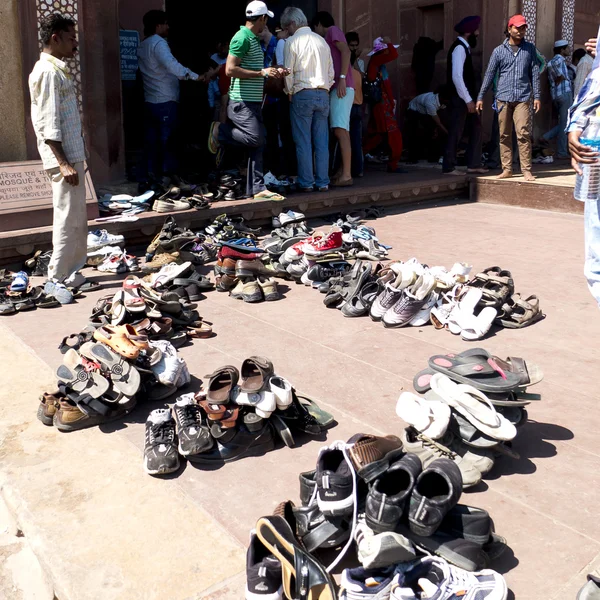 鞋子在清真寺的一大堆. — 图库照片