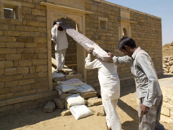 Indian carpenters are transporting a heavy beam. — Stock Photo, Image