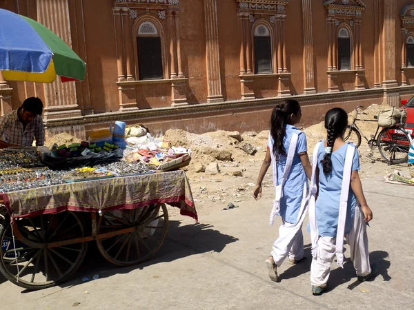 通りでインド女子学生. — ストック写真