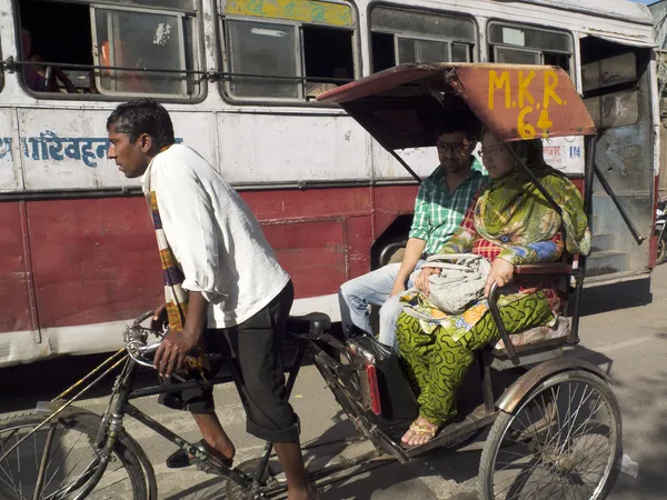 Riquixá indiano no trânsito . — Fotografia de Stock