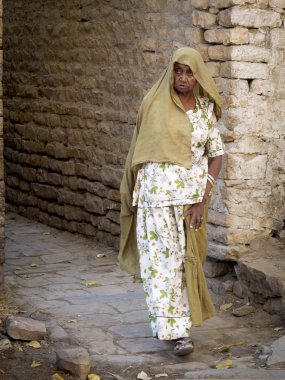 yürüyen yaşlı Hintli kadın.