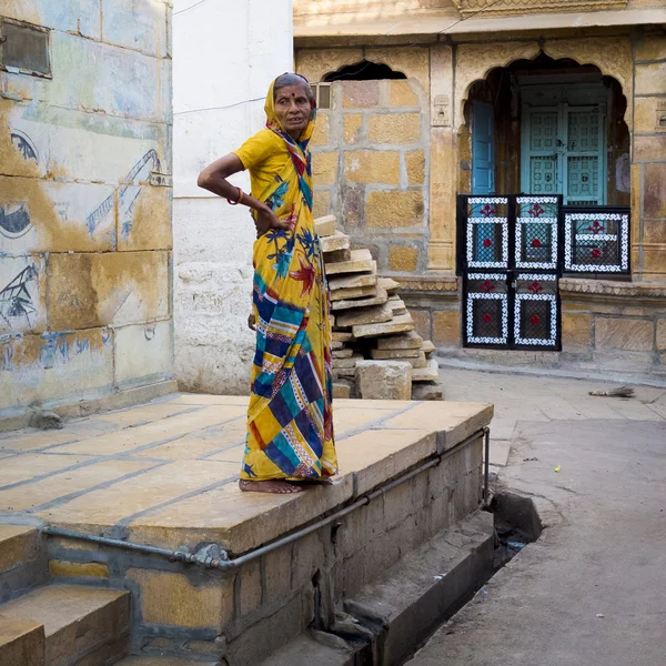 Äldre indisk kvinna som står. — Stockfoto