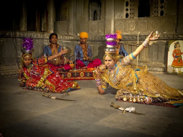 Dos mujeres indias bailando en el suelo . —  Fotos de Stock