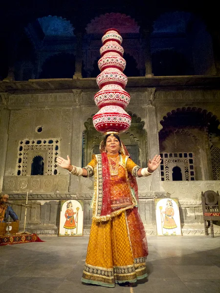 Old dancer holding six jugs on her head. — Stock Photo, Image