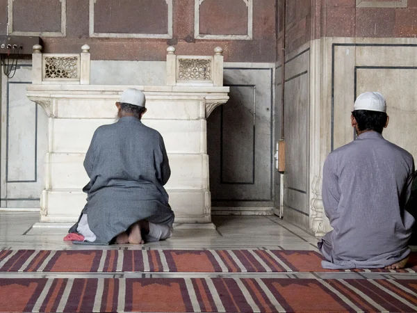 Dos hombres arrodillados para rezar . —  Fotos de Stock