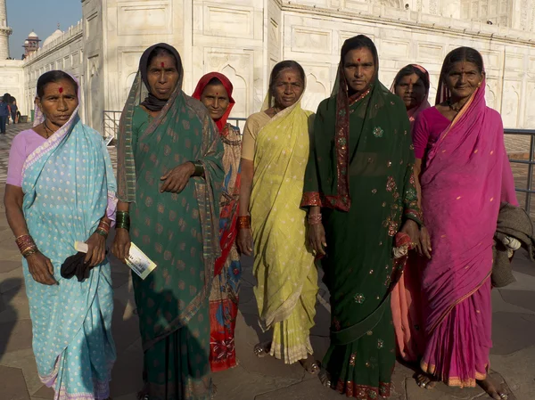 Gruppo di donne indiane che indossano sari . — Foto Stock