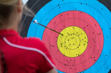 rakip onun okçuluk doğruluğu denetleniyor.