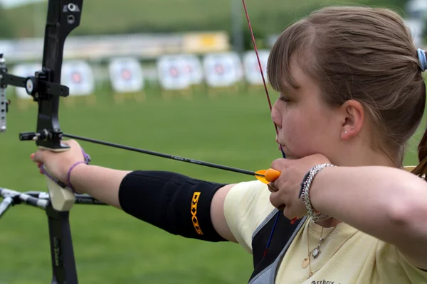 Young female archer — Stock Photo, Image