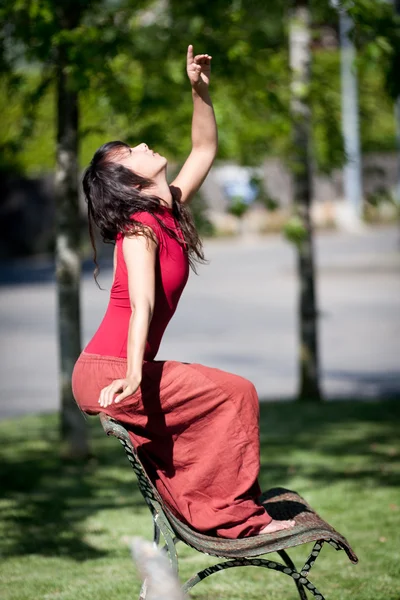 Frau hebt den Arm. — Stockfoto