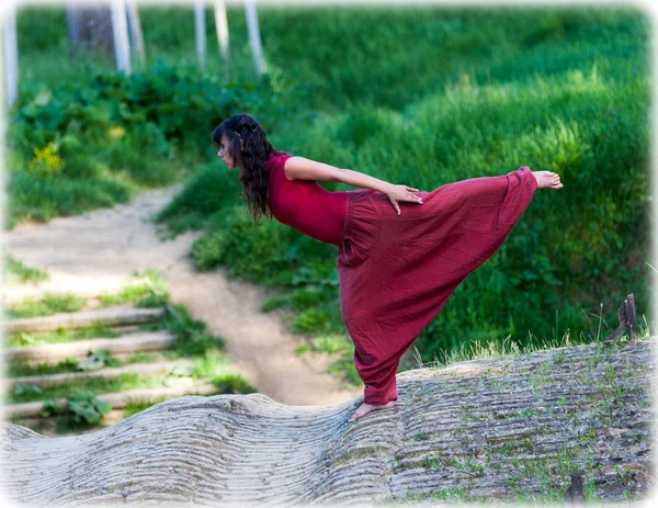 Mujer manteniendo su equilibrio en un viejo puente . Imagen de archivo