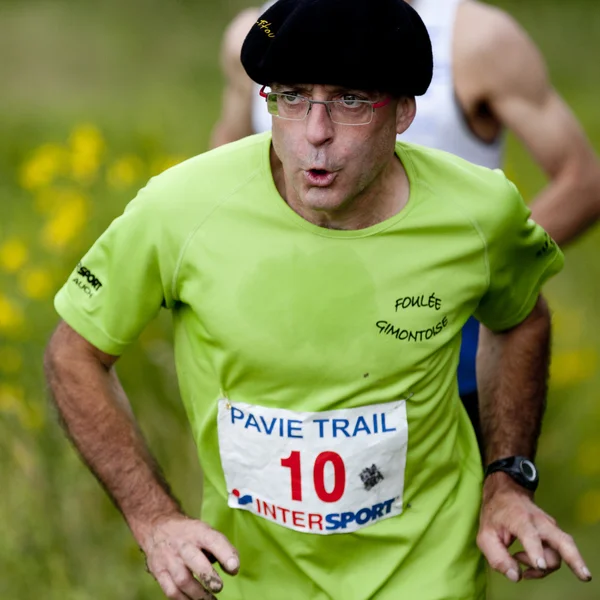 Loper het dragen van een baret. — Stockfoto