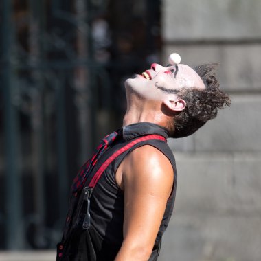 küçük beyaz topu alında sokak palyaço.