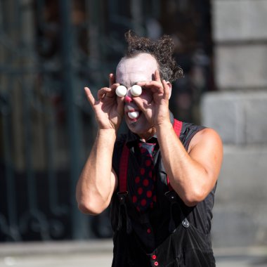 iki küçük beyaz topu gözlerde ile palyaço.