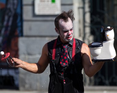 sokakta küçük lavabo tavada bakarak palyaço.