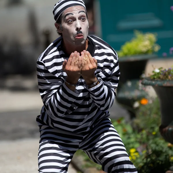 Clown menotté dans la rue . — Photo