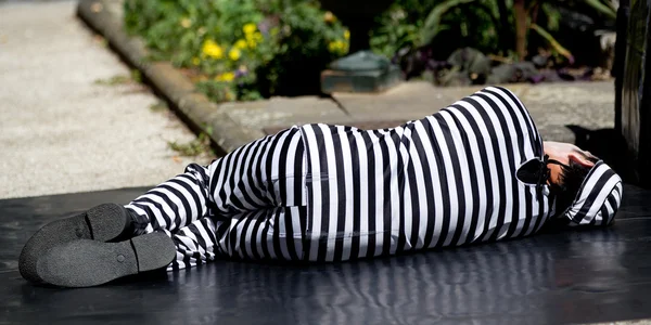 Convict lying on the ground. — Stock Photo, Image