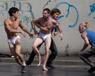 quareling iki seminaked dansçılar var