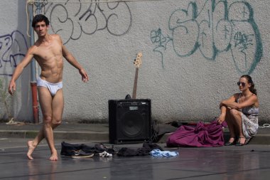 kadın seminaked dansçı arıyor