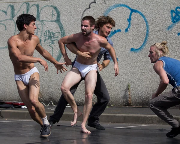 Twee seminaked dansers zijn quareling — Stockfoto