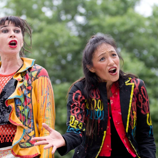 Expressive street performer indossa un costume colorato . — Foto Stock