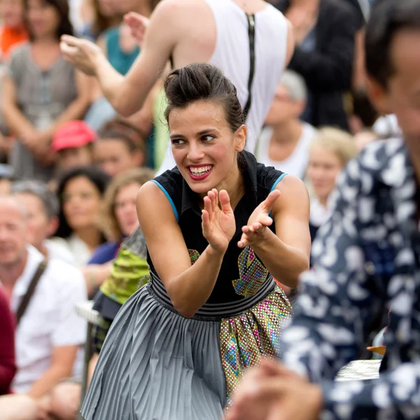 Cute and expressive street performer clapping. — Stock Photo, Image