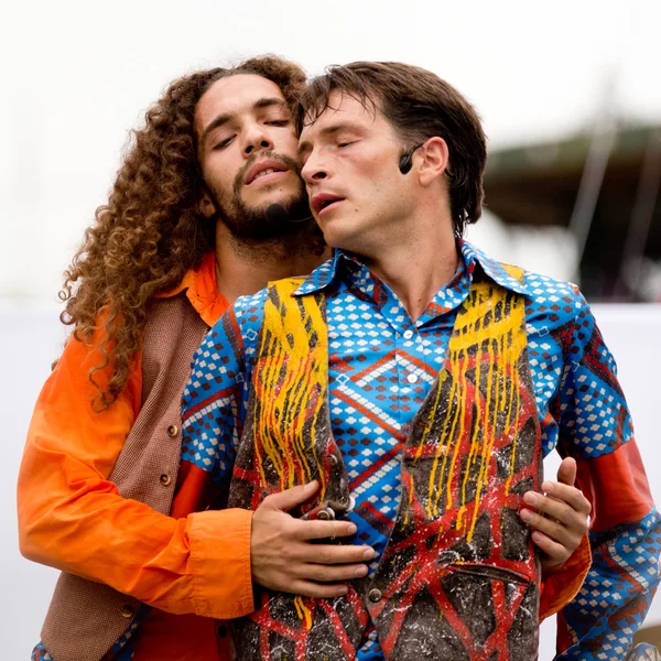 Atteggiamento sensuale di due ballerini maschi . — Foto Stock