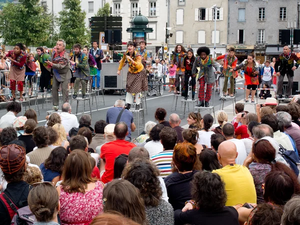 Dansers zat op barkrukken in de straat. — Stockfoto