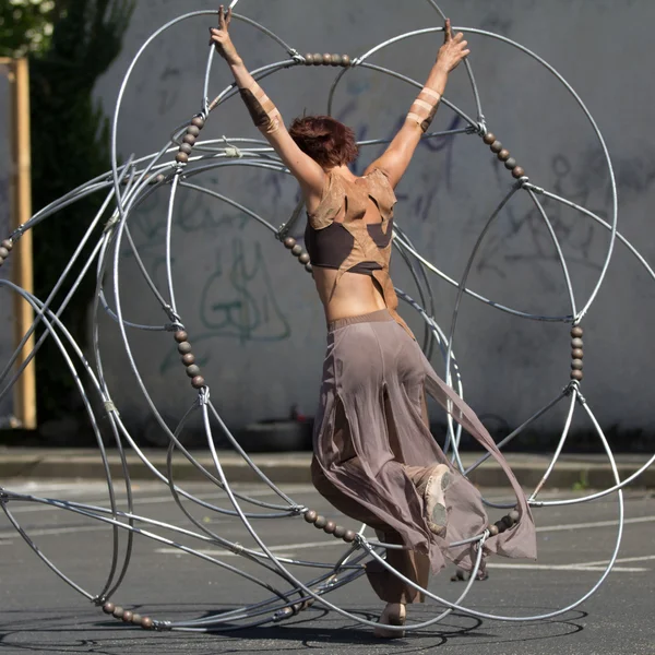 Dancer moving inside a metallic structure. — Stock Photo, Image