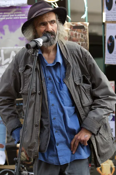 Old singer in the street. — Stock Photo, Image