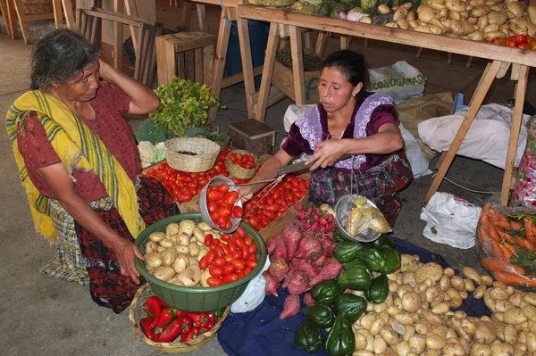 インドの女性は天秤で重量を量る. — ストック写真