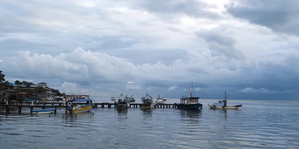 Barcos viejos amarrados en un pontón de madera . —  Fotos de Stock