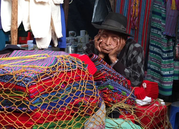 Viejo vendedor indio durmiendo en su tienda . —  Fotos de Stock