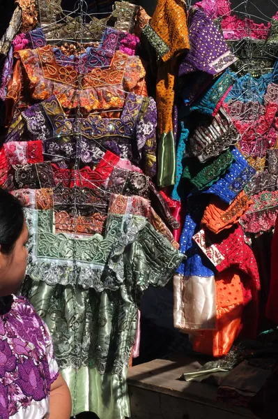 传统的衣服，命名为 huilpiles，在市场出售. — 图库照片