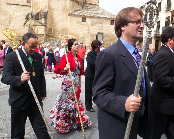 Andalusische vrouw, draagt een prachtige rode jurk, is paraderen. — Stockfoto