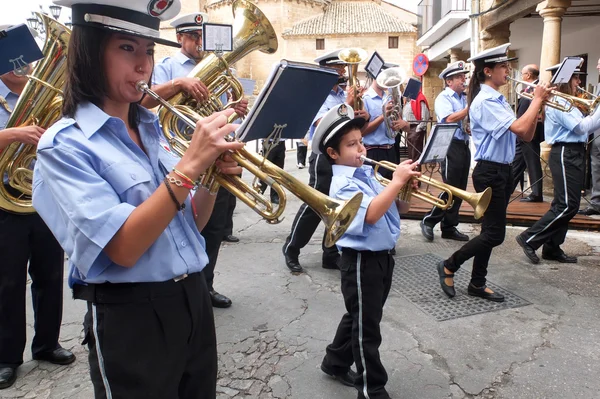 Joven trompetista en un desfile . —  Fotos de Stock