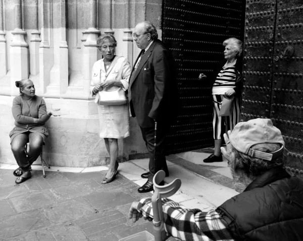 Dos viejos mendigos piden limosnas . — Foto de Stock