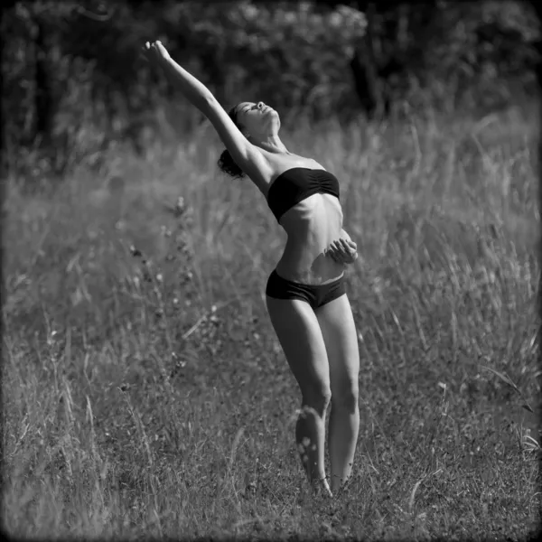 Woman dancing in a field. — Stock Photo, Image