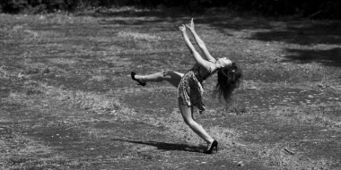 stilettos, açık havada giyen dansçı.