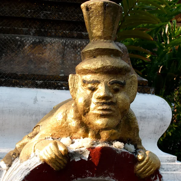 Маленькая статуя в буддийском храме — стоковое фото